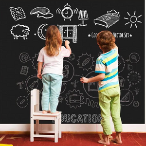 pizarra pegable y niños dibujando